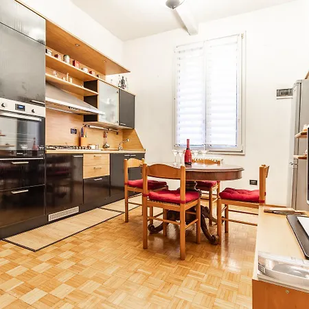 Daire Spacious With Kitchenette, Near Piazza Maggiore