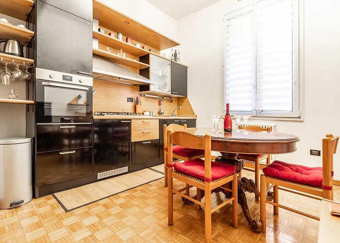 Spacious With Kitchenette, Near Piazza Maggiore 아파트 *